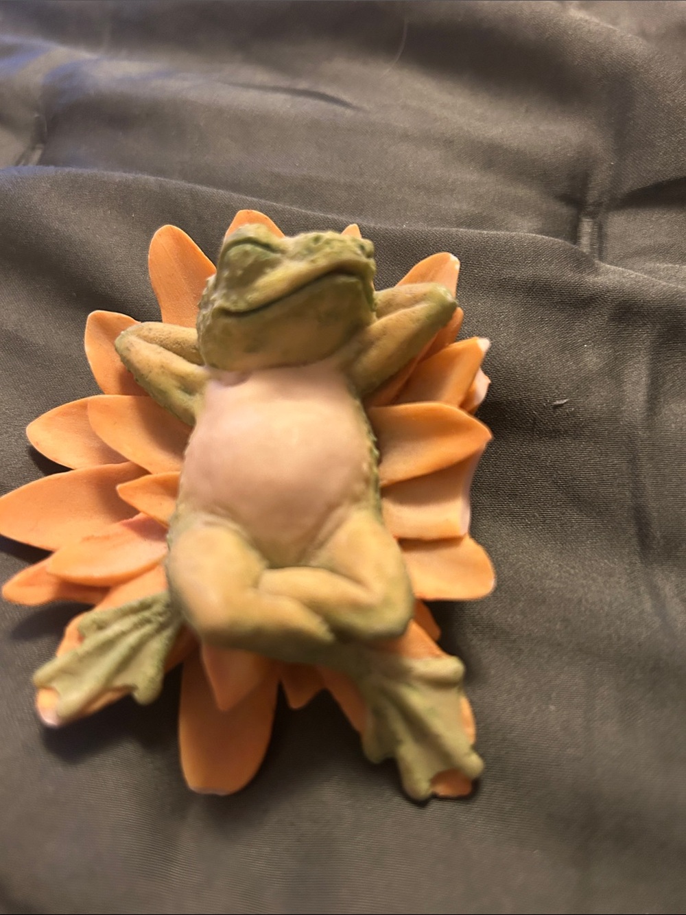 vintage relaxing frog on sunflower🌻